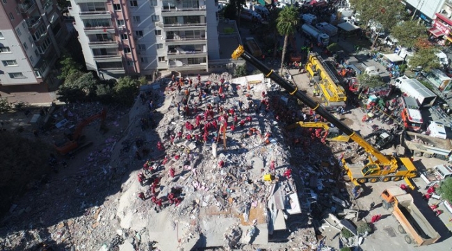İzmir'deki depreminde şehrin farklı bölgelerinde yıkılan binalara ekipler müdahale etmişti. Foto: AA